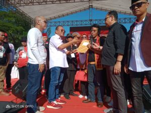 Adian saat menerima Naskah deklarasi